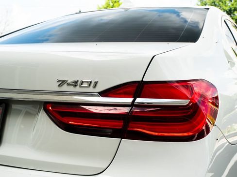 Used 2018 BMW 740i RWD image 14