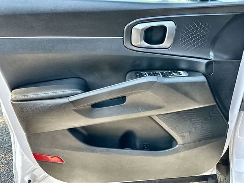 Used 2022 Kia Sorento LX image 28