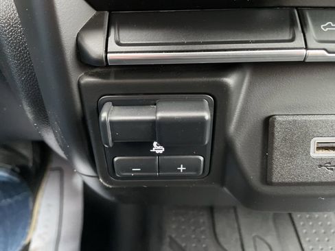 Used 2020 Chevrolet Silverado 2500 Custom w/ Custom Value Package image 11