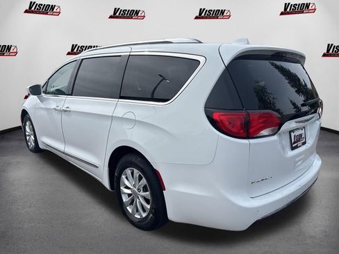 Used 2018 Chrysler Pacifica Touring-L FWD image 8