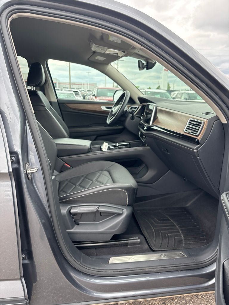 Used 2024 Volkswagen Atlas SE AWD/4WD image 32