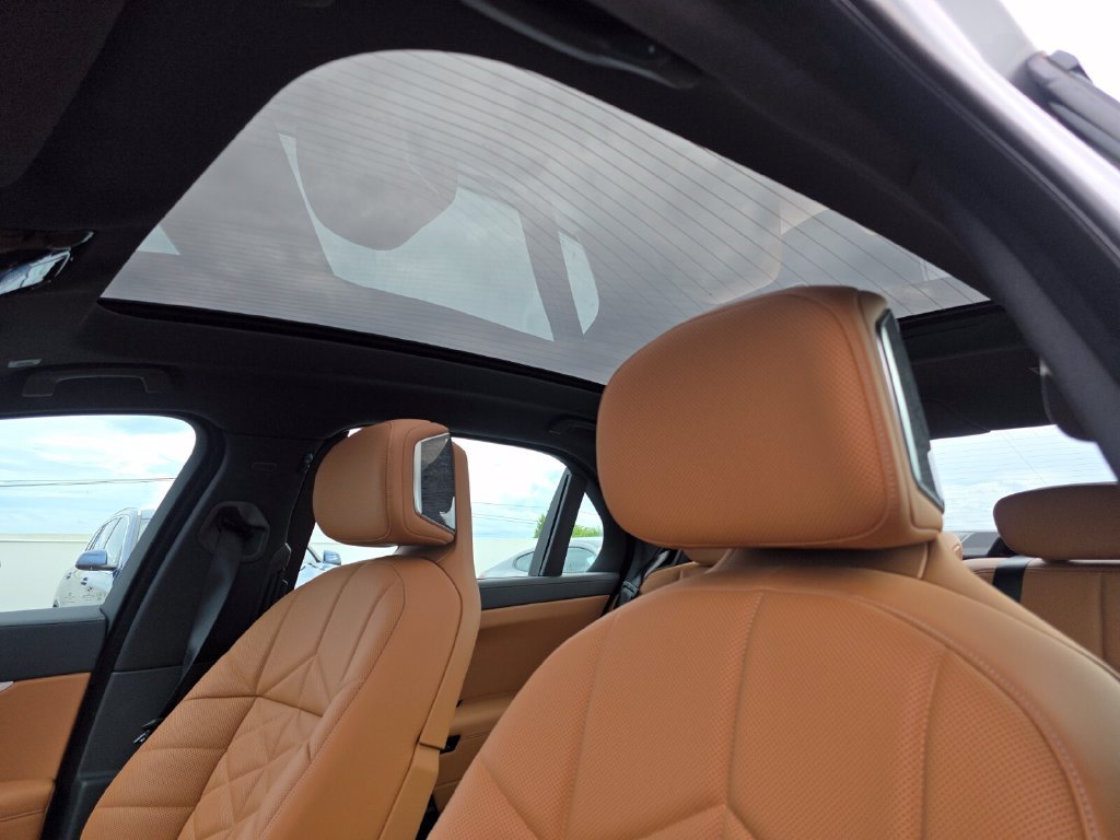 Used 2023 BMW 740i w/ Parking Assistance Package RWD image 12