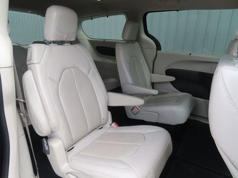 Used 2021 Chrysler Pacifica Touring-L AWD/4WD image 29