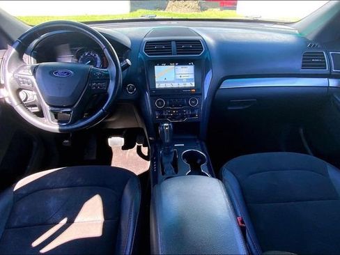 Used 2018 Ford Explorer XLT w/ Equipment Group 202A FWD image 15