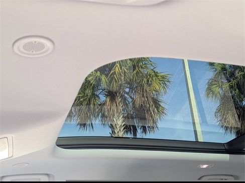 Used 2025 Land Rover Defender 130 X-Dynamic SE image 21