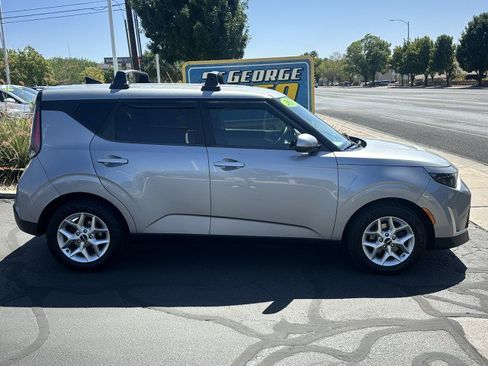 Used 2023 Kia Soul LX w/ LX Technology Package FWD image 2