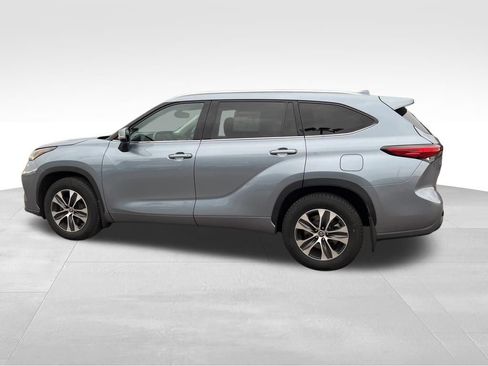 Used 2021 Toyota Highlander XLE AWD/4WD image 7
