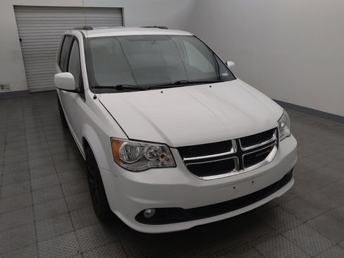 Used 2019 Dodge Grand Caravan SXT FWD image 14