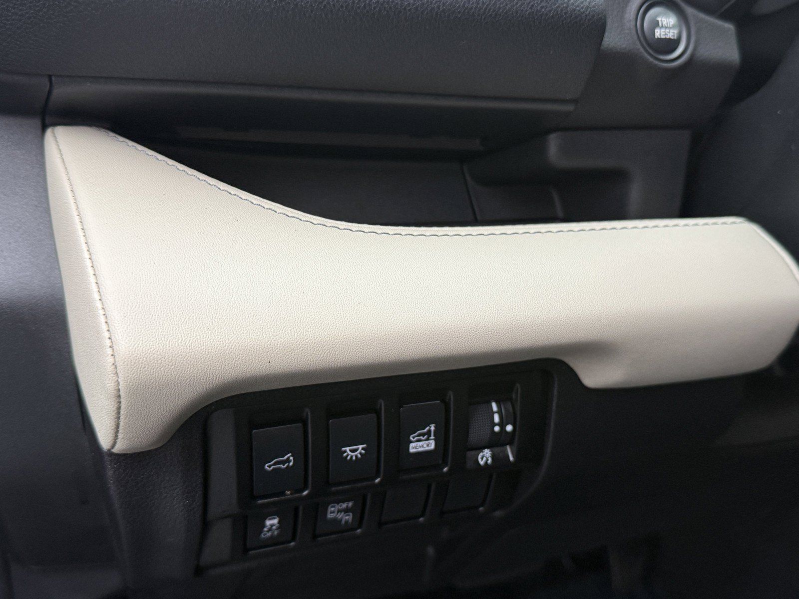 Used 2022 Subaru Ascent Limited AWD/4WD image 19