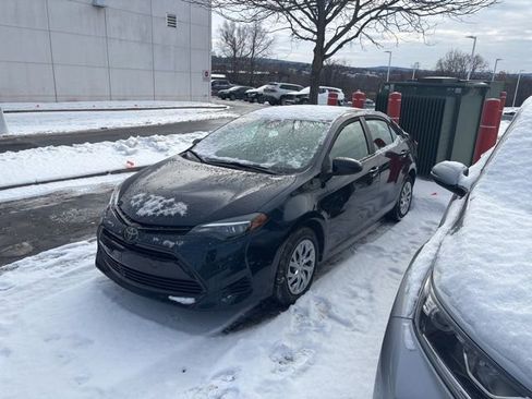 Used 2019 Toyota Corolla LE image 2