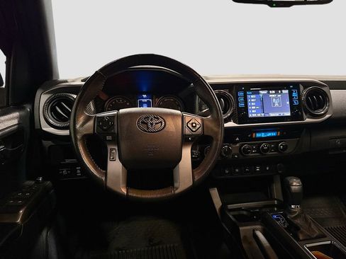 Used 2017 Toyota Tacoma TRD Off-Road w/ Premium & Technology Package image 20