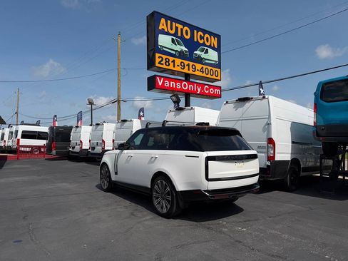 Used 2025 Land Rover Range Rover SE AWD/4WD image 2