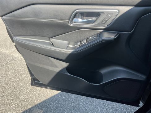 Certified 2025 Nissan Rogue Platinum FWD image 17