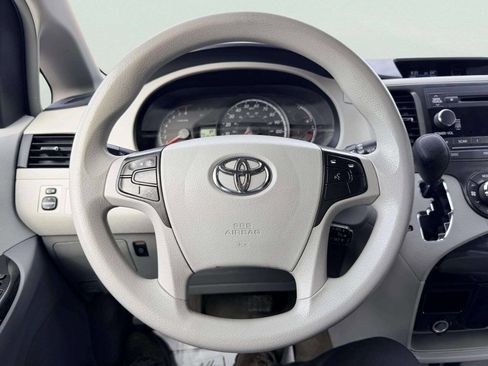 Used 2013 Toyota Sienna LE image 27