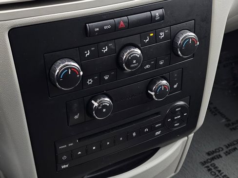 Used 2012 Volkswagen Routan SE image 9