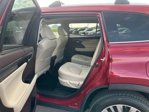 Used 2021 Toyota Highlander Platinum AWD/4WD image 21