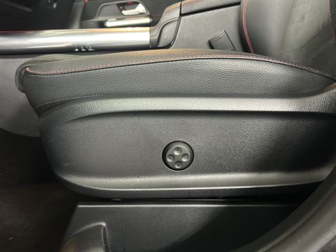 Used 2025 Mercedes-Benz GLA 250 image 11