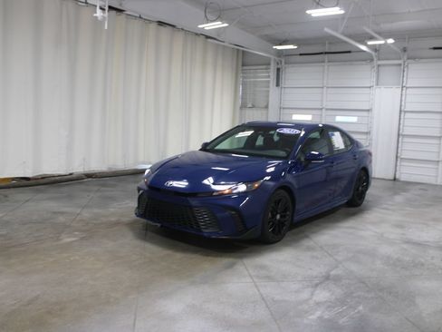 Used 2025 Toyota Camry SE FWD image 4