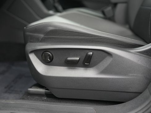 Used 2020 Volkswagen Tiguan SE w/ Panoramic Sunroof Package image 28