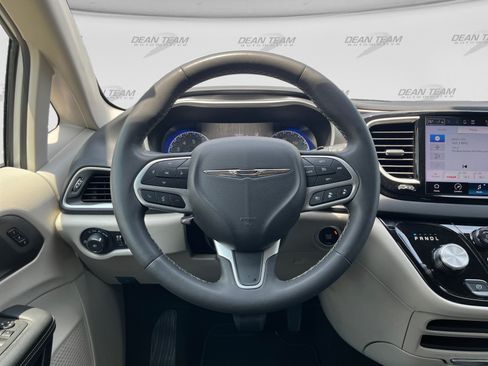 Used 2024 Chrysler Pacifica Touring-L FWD image 12