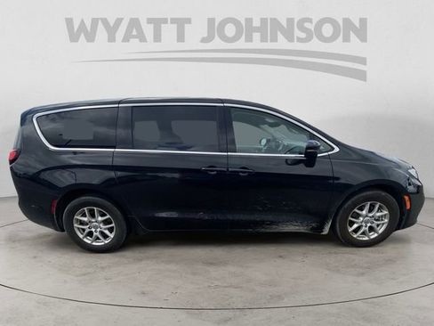 Used 2023 Chrysler Pacifica Touring-L FWD image 11