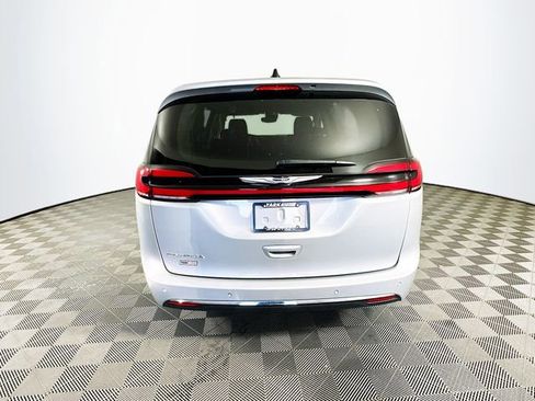 Used 2024 Chrysler Pacifica Touring-L FWD image 9