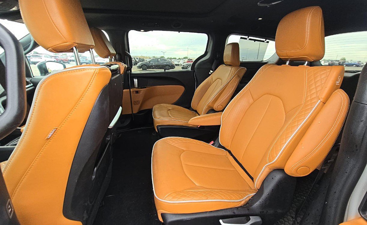Used 2023 Chrysler Pacifica Pinnacle FWD image 9