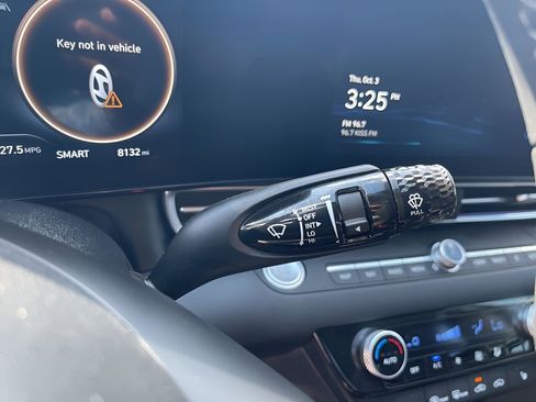 Used 2024 Hyundai Elantra Limited image 16