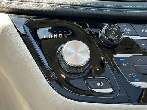 Used 2020 Chrysler Pacifica Limited w/ Advanced Safetytec Group FWD image 5