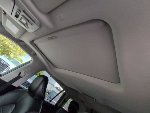 Used 2021 Toyota Highlander XLE AWD/4WD image 20