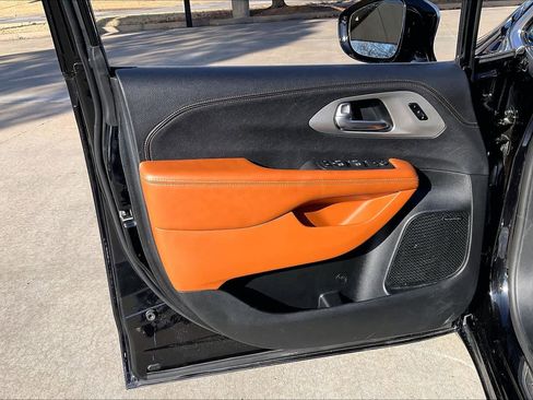 Used 2024 Chrysler Pacifica Pinnacle image 19