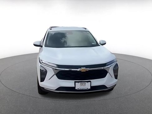 Used 2025 Chevrolet Trax LT w/ LT Convenience Package FWD image 4