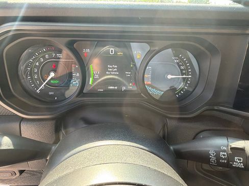 Used 2025 Jeep Wrangler Unlimited Rubicon 4xe AWD/4WD image 29