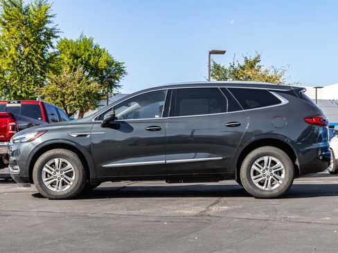 Used 2020 Buick Enclave Essence image 2