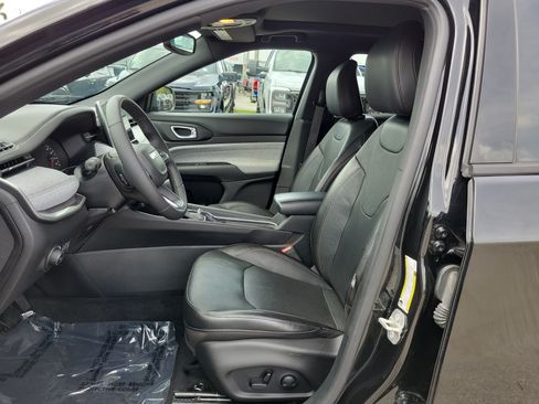 Used 2023 Jeep Compass Latitude w/ Sun and Sound Group AWD/4WD image 11