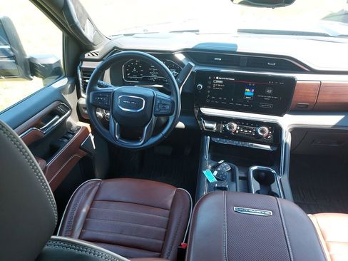 Used 2024 GMC Sierra 3500 Denali Ultimate AWD/4WD image 15