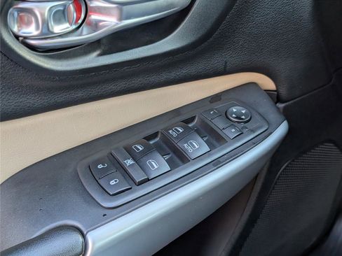 Used 2018 Jeep Cherokee Limited image 19