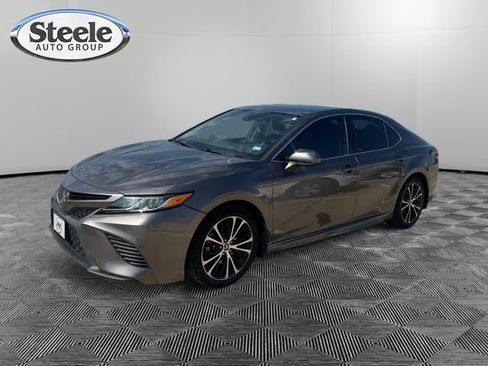 Used 2019 Toyota Camry SE FWD image 1