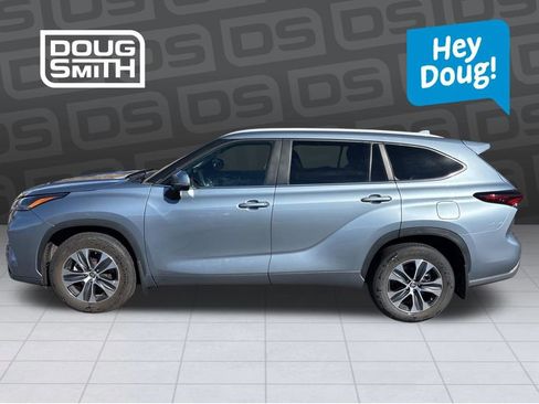 Used 2024 Toyota Highlander XLE image 2