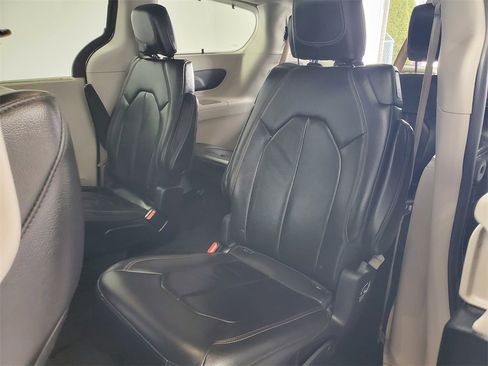 Used 2017 Chrysler Pacifica Touring-L image 27