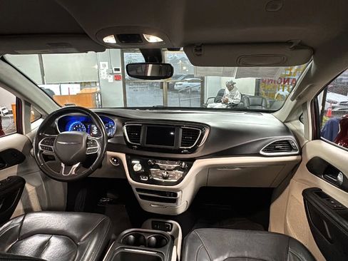 Used 2020 Chrysler Pacifica Touring-L FWD image 24