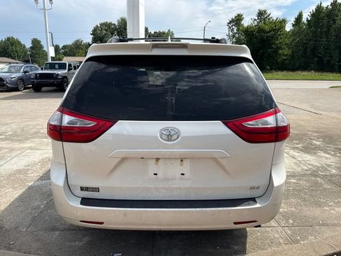 Used 2018 Toyota Sienna XLE w/ XLE Navigation Package FWD image 4