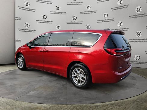 Used 2024 Chrysler Pacifica Touring-L image 3