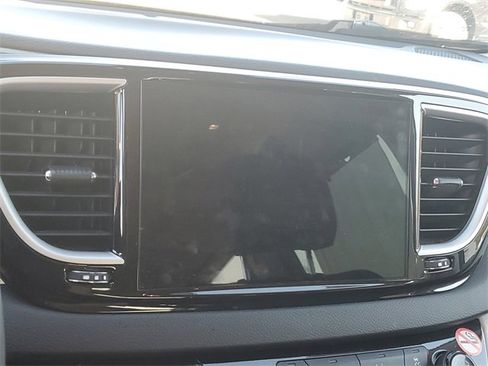 Used 2024 Chrysler Pacifica Touring-L image 17