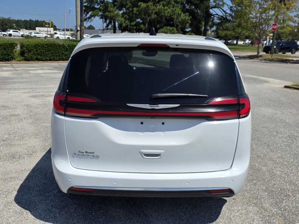 Used 2023 Chrysler Pacifica Touring-L FWD image 4
