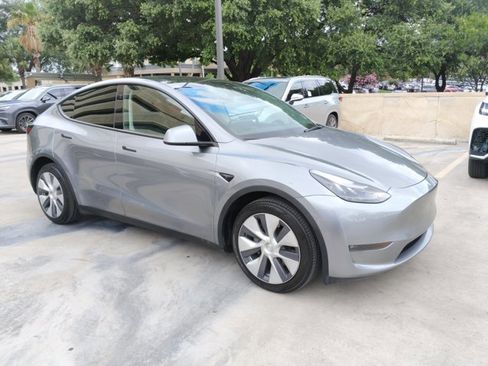 Used 2024 Tesla Model Y Long Range AWD/4WD image 5