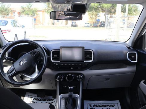 Used 2022 Hyundai Venue SEL FWD image 12