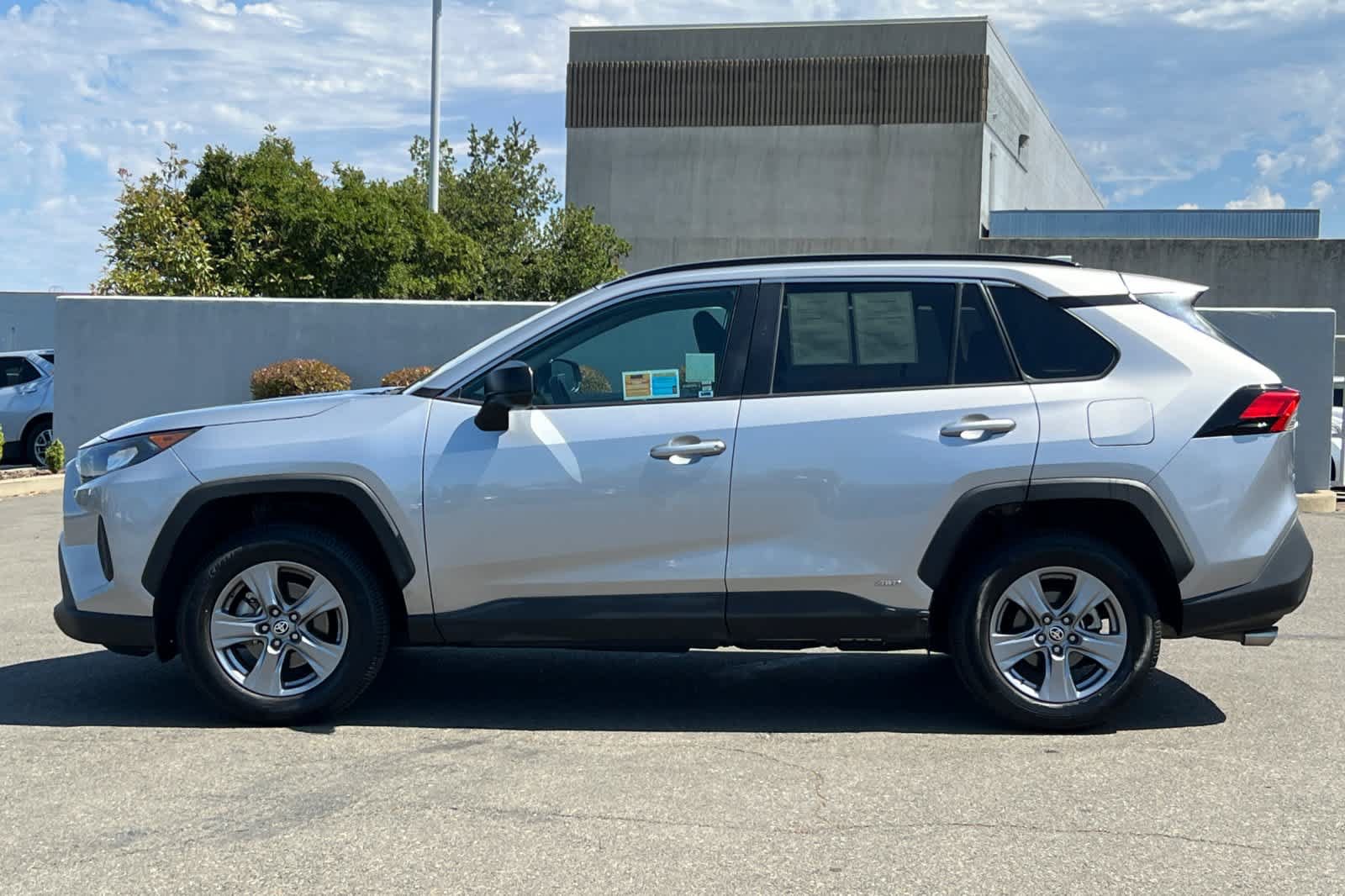 Certified 2022 Toyota RAV4 LE AWD/4WD image 9