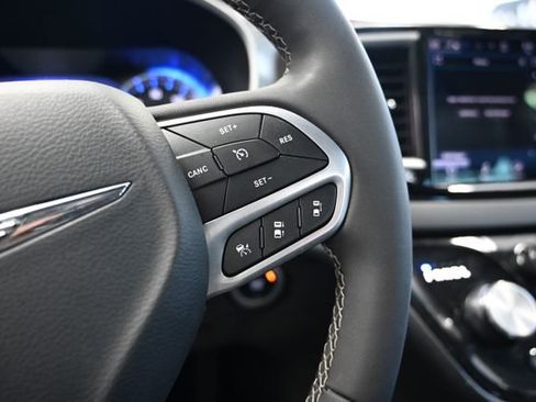 Used 2025 Chrysler Pacifica Select FWD image 26