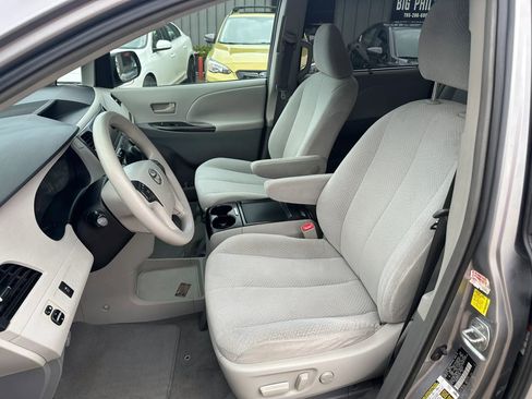 Used 2011 Toyota Sienna LE FWD image 9